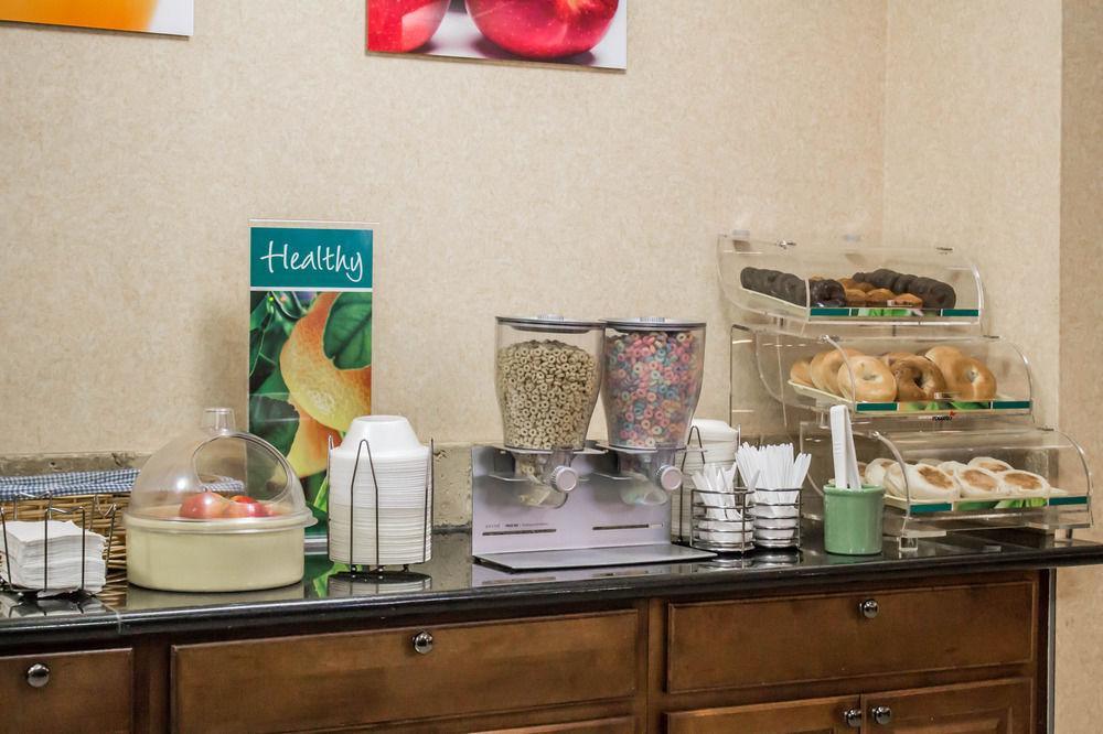 Quality Inn Brunswick Cleveland South Экстерьер фото