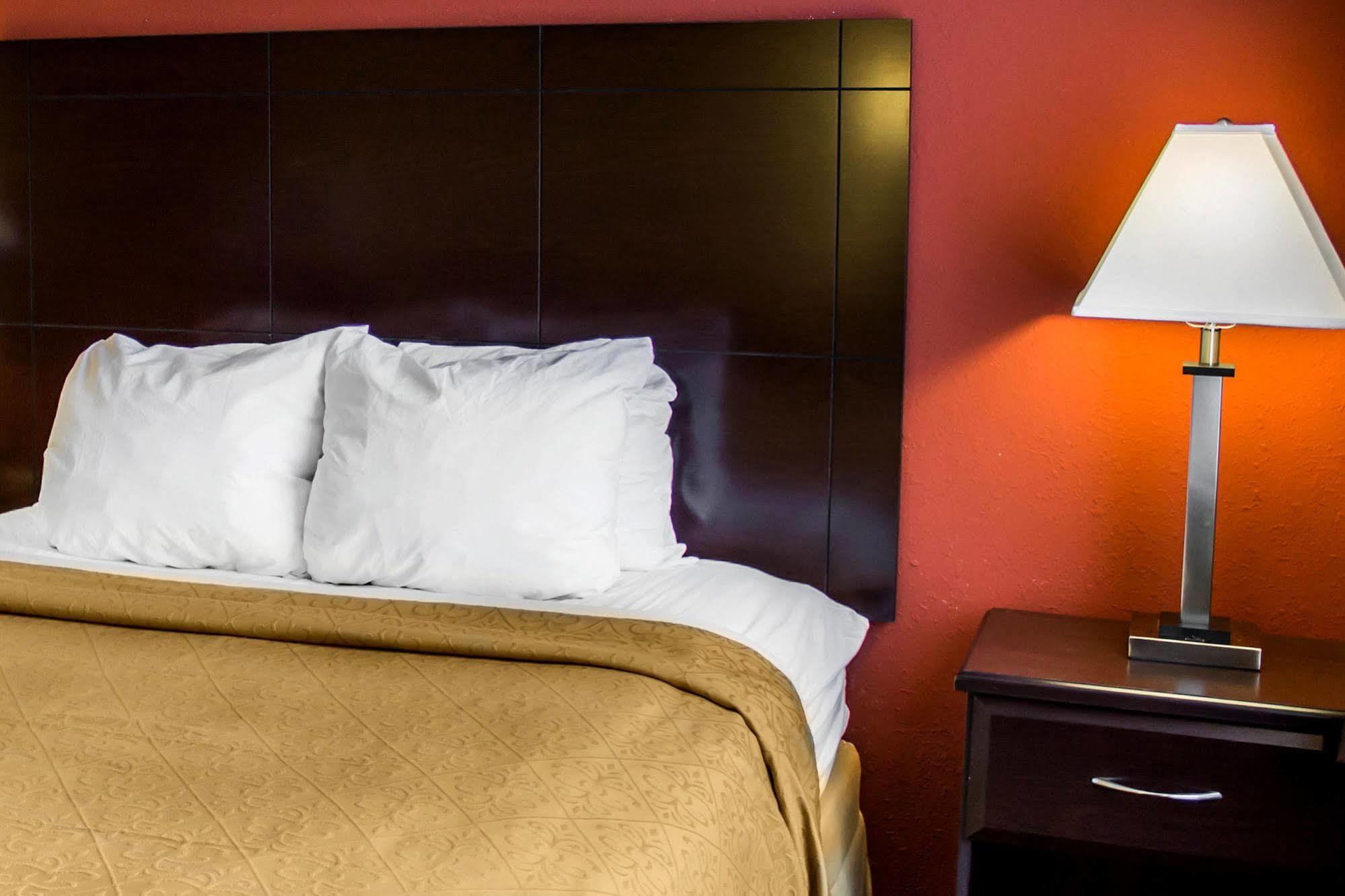 Quality Inn Brunswick Cleveland South Экстерьер фото